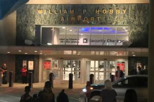 Pasajeros esperan en las afueras del aeropuerto William P. Hobby, luego de la alerta por un posible explosivo en un equipaje. 