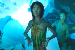 Sigourney Weaver como Kiri en Avatar The Way of Water (1).jpg