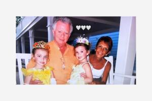 Mía y Nina Rubín con sus abuelos