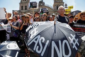Miles de mexicanos marchan por desacuerdo de políticas de nuevo gobierno