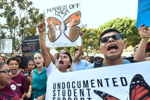 Jóvenes inmigrantes en un evento a favor de DACA en Los Ángeles, California.