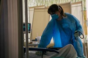 Reportan aumento en hospitalizaciones y escasez de personal médico