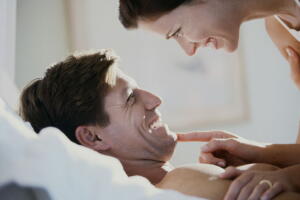 casal-feliz-sexo-cama-casamento_0.jpg