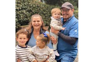 Arturo Peniche, su esposa Gaby Ortiz y sus nietos.jpg