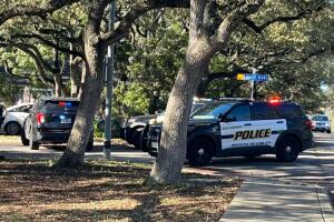 persecución policial San Antonio adolescente arrestado vehículo robado policía Texas