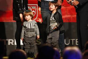 Shakira y Piqué con Milan y Sasha en una entrega de premios.