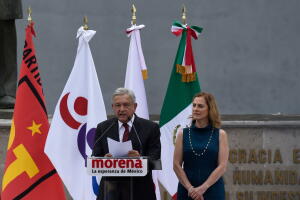 Andrés Manuel López Obrador junto a su esposa Beatriz Gutiérrez Muller en un acto de campaña.
