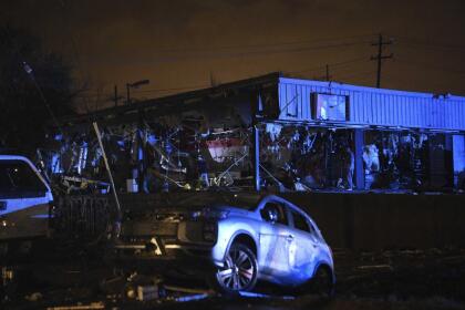 Vehículos y edificios dañados en East Nashville después de que un tornado golpeara la ciudad en la madrugada de este martes. Según la última información ofrecida por la agencia de emergencias del estado, 14 personas fallecieron en el condado de Putnam, dos en el de Wilson, otras dos en el de Davidson y una persona en el de Benton.