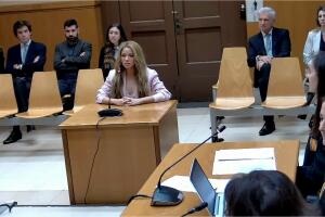 Shakira aceptó el pago de una multa millonaria a cambio de una rebaja de condena que evitará su entrada en prisión, tras admitir que defraudó al fisco español.