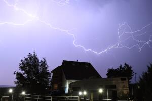 Relámpagos, tempestad, lluvia, tormentas e inundaciones llegan con la temporada de monzón.