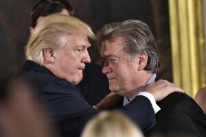 Trump y Bannon en enero de 2016, cuando el entonces estratega jefe todavía era el hombre brillante que coordinó la llegada a la Casa Blanca.