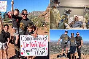 El médico Karl Viddal camina la montaña CamelBack luego de su recuperación de covid-19. 