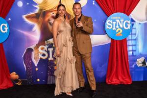 Camila Alves y Matthew McConaughey Sing 2 Grosby.jpg