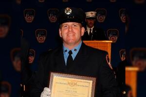 Muere bombero del FDNY mientras combatía un voraz incendio en Brooklyn.