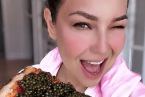 Thalía e sua pizza finíssima