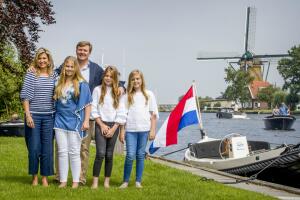 Rey Guillermo Alejandro, la Reina Máxima de Holanda y sus hijas