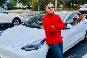 Murió en un accidente automovilístico en Florida mientras regresaba de una presentación en Georgia.