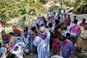 Un sacerdote de la Diócesis de Chilpancingo-Chilapa realiza una misa en uno de los poblados cercanos a la comunidad de Chilapa, en el sur de México.