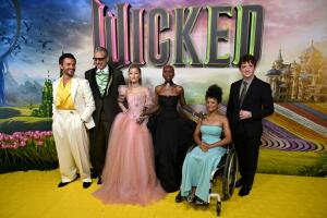 Marissa Bode con el elenco de 'Wicked'