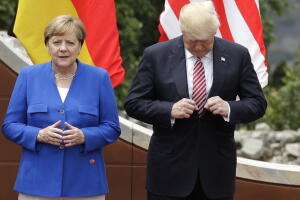 Donald Trump junto a Angela Merkel, de Alemania en la cumbre del G7 en Taormina, Italia. 