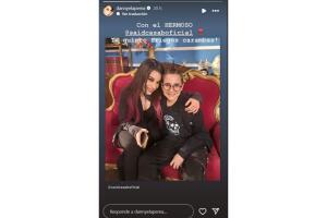 Danny Perea posa con Said Casab, su hijo en la serie Vecinos 