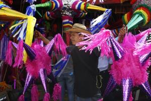 Comerciantes y consumidores en California sufren alza de precios por aranceles a productos importados