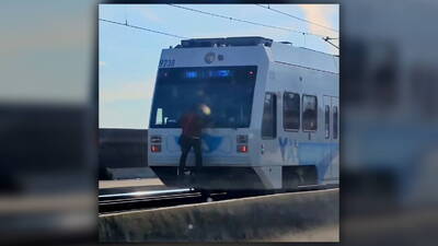 VTA investiga video viral de hombre agarrado de la parte trasera ...