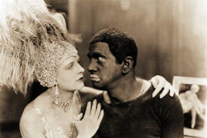 Al Jolson, con maquillaje 'blackface', junto a la actriz May McAvoy en una escena de 'The Jazz Singer', la primera película sonora de la historia.