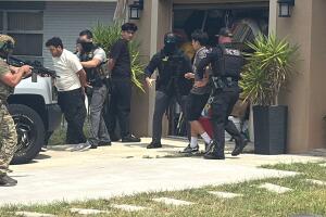 Las autoridades no han revelado el nombre del arrestado ni los cargos específicos que enfrentará mientras el caso sigue bajo investigación.