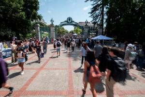 Newsom veta la AB 2586 que facilitaba oportunidades de empleo a estudiantes Indocumentados