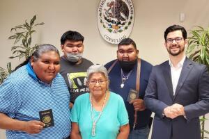 Cuatro generaciones de una familia Tohono O’odham tramitaron sus pasaportes mexicanos en el consulado de México en Tucson. “La Gente del Desierto, enseñan el respeto y la conexión con la tierra. 
