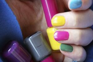 uñas-pintadas.jpg