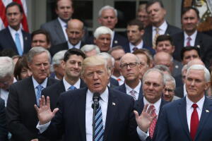 Donald Trump durante su celebración el 4 de mayo tras la aprobación en la Cámara Baja del proyecto que acabaría con Obamacare