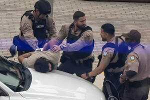 El arma fue robada previamente de un automóvil estacionado en el Aeropuerto Internacional de Miami.