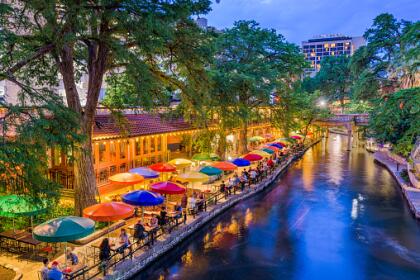 <b>Puesto 5: San Antonio, Texas.</b> Es una ciudad hermosa con un costo de vida relativamente bajo. El paseo por la caminería del río en centro de la ciudad es el área más vibrante de esta urbe, con muchas tiendas y restaurantes para visitar. San Antonio también alberga un sitio que fue declarado patrimonio mundial por la UNESCO: el Parque Histórico Nacional de Misiones.