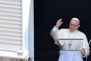 El Papa Francisco saluda a la multitud desde la ventana del palacio apostólico con vistas a la plaza de San Pedro durante la oración dominical del Ángelus, el 15 de julio de 2018 en el Vaticano. 