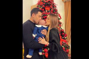 Carlos Rivera y Cynthia Rodríguez posan, por primera vez, junto a su hijo León