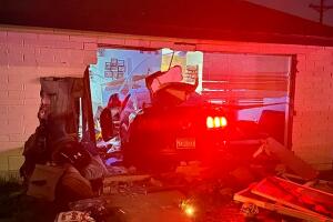 Así fue el momento en que un vehículo se estrelló contra una casa en Phoenix