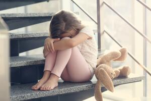 nina_triste_shutterstock_567207496.jpg
