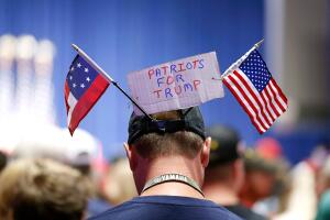 Uno de los simpatizantes de Trump en Greenville, Carolina del Norte, muestra su apoyo