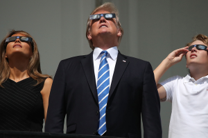 Eclipse solar Donald Trump