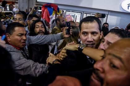 Durante los disturbios, varios periodistas también fueron agredidos frente a decenas de agentes militares y de la Policía, que no impidieron estos actos. <br>