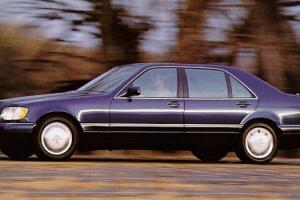 Mercedes-Benz S280 1994 similar al auto involucrado en la tragedia.