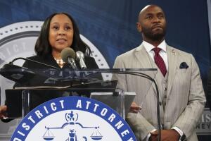 Fanni Willis y Nathan Wade, los fiscales que encabezan el caso contra Donald Trump en Georgia por supuesta interferencia electoral.