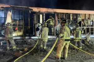Uvalde incendio fatal bomberos Texas emergencia