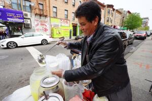 Vendedores ambulantes esperan que la Ciudad les otorgue licencias. 