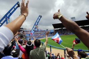Obama disfruta del juego de béisbol en La Habana