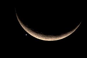 ¿Cuándo y a qué hora se podrá ver el ‘beso cósmico’ entre la Luna y Venus?