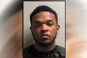 Aaron Mitchell, 27 años, agente de Aduanas y Protección Fronteriza, arrestado por supuesta conducta sexual inapropiada con una menor. 