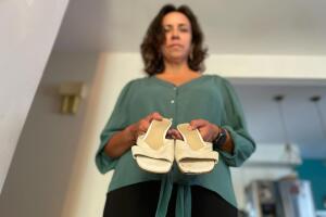 Corredor muestra los zapatos que usaba el 11 de septiembre de 2001 y que nunca volvió a ponerse.